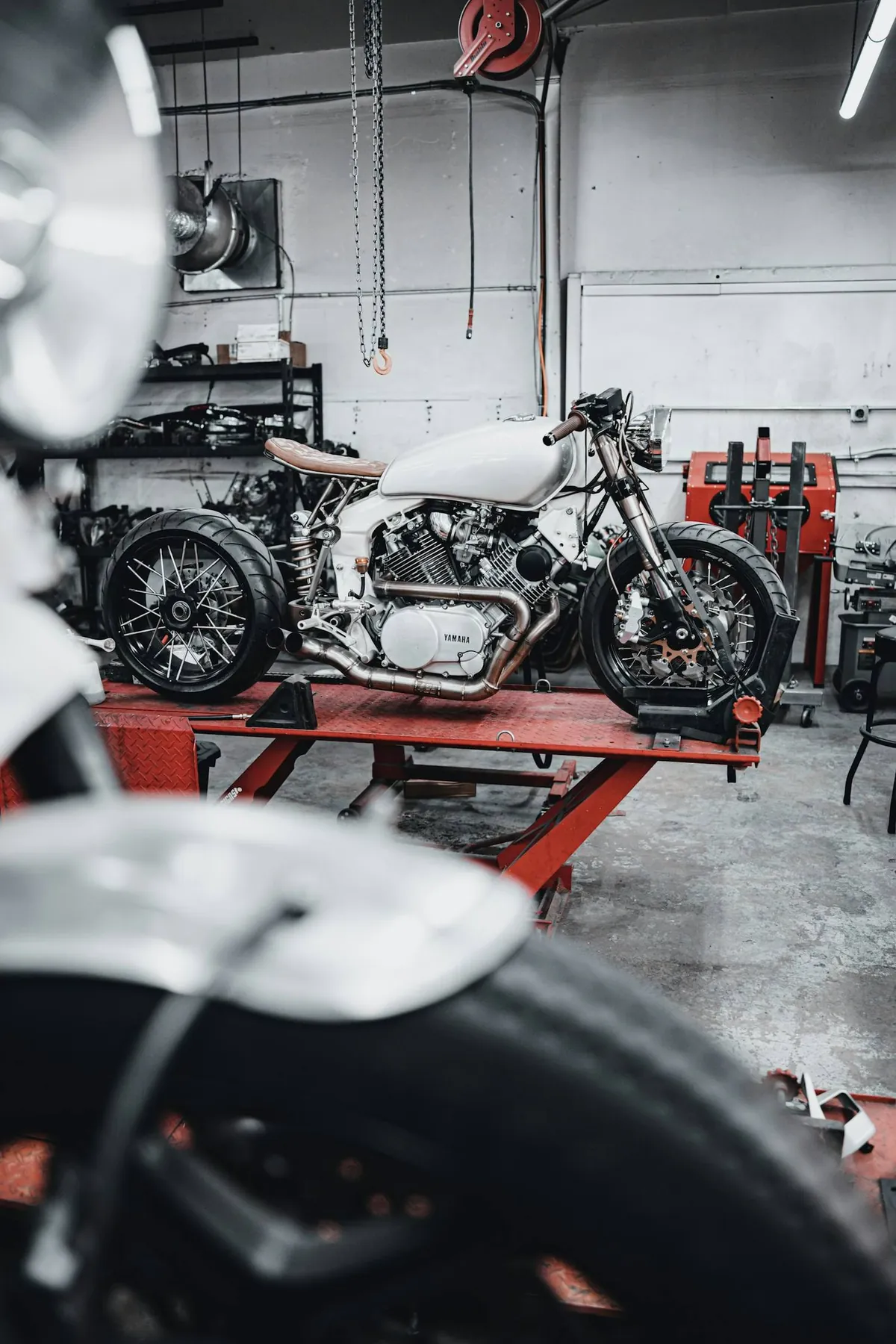 Moto sur un pont élévateur dans un atelier de garage