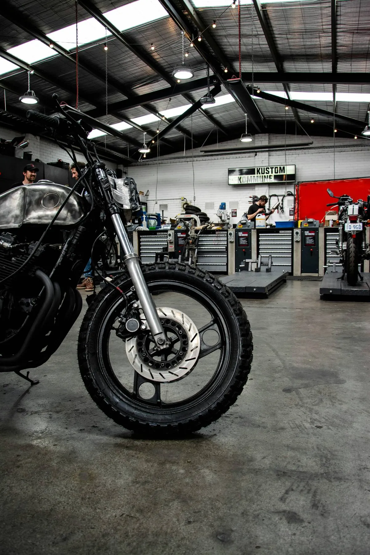 Moto exposée dans un atelier de concession